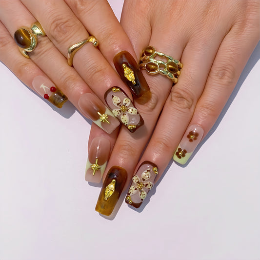 Chrome Metallic gold press-on nails on hand | Chrome Metallic nail inspo