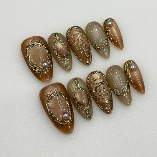 Chrome Metallic gold press-on nails flat lay | Chrome Metallic nail inspo