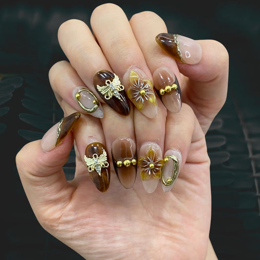 Chrome Metallic gold press-on nails on hand | Chrome Metallic nail inspo