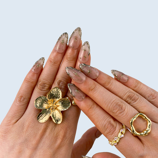 Chrome Metallic gold press-on nails on hand | Chrome Metallic nail inspo