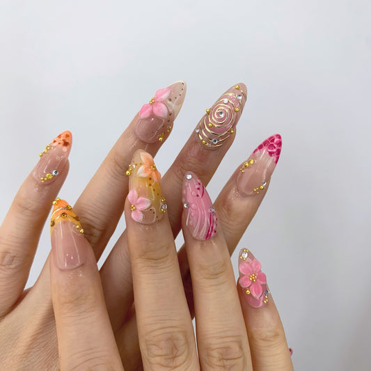 Mermaidcore gold press-on nails on hand | Mermaidcore nail inspo
