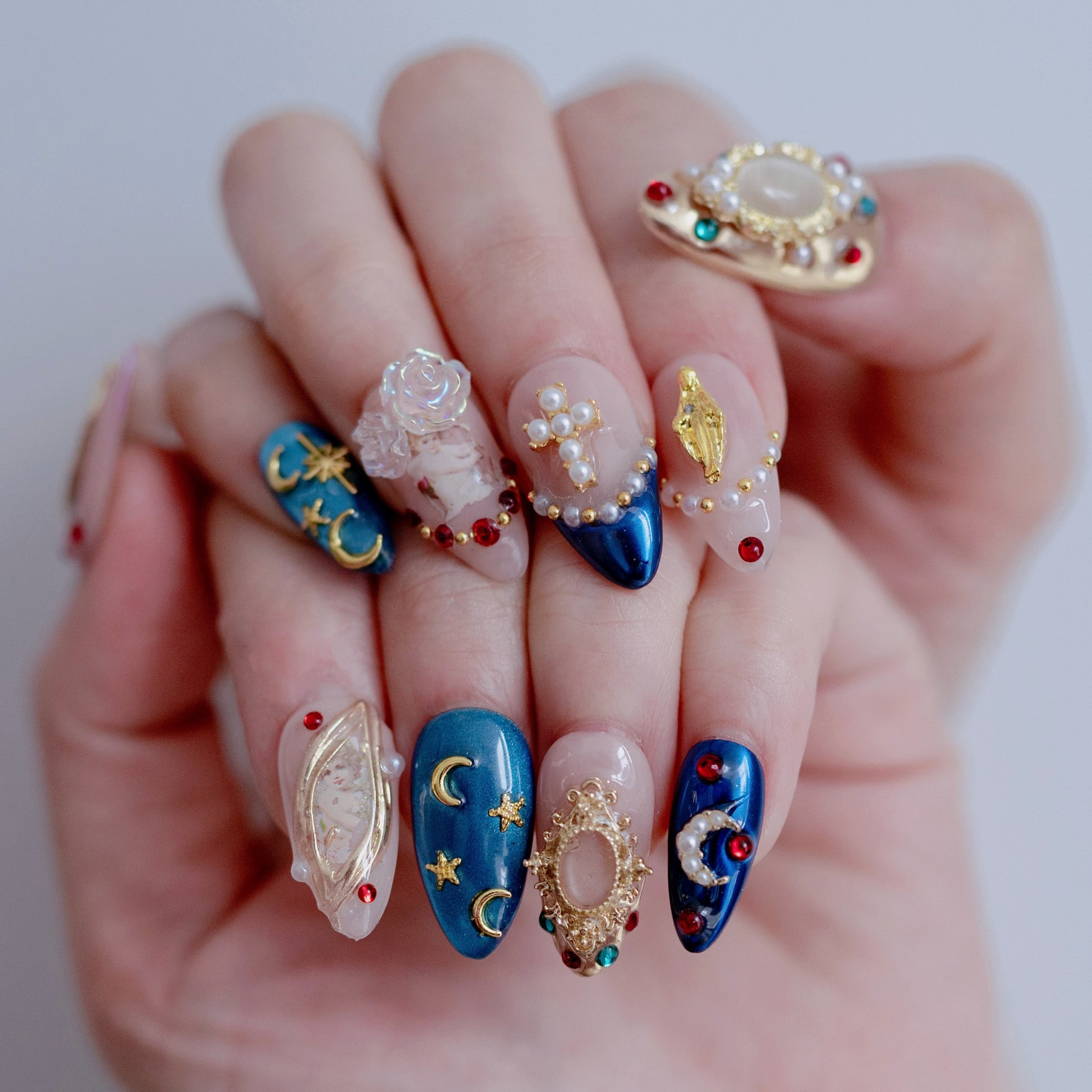 Celestial aurora lilac press-on nails on hand | Celestial nail inspo